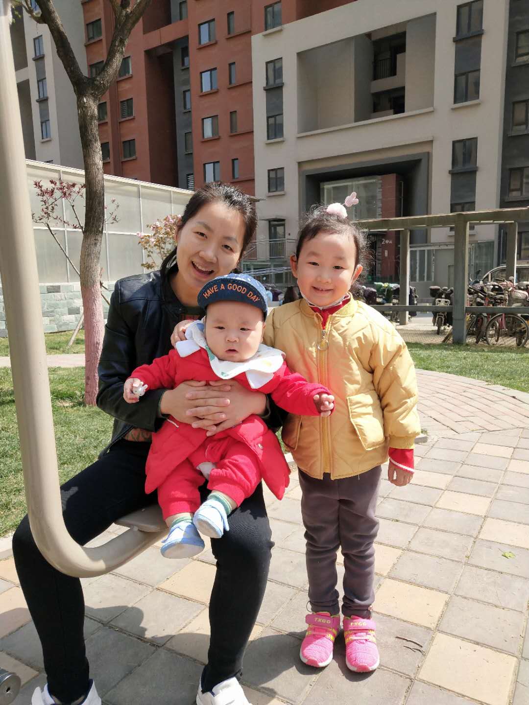 1590415721403087.jpg 李成舉與子女.jpg